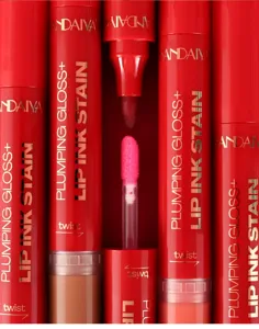 Gros plan détaillé de brillant à lèvres et encre à lèvres double embout en rouge vif.