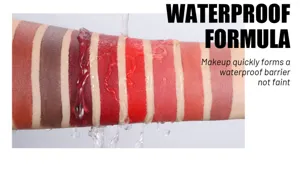 Wasserdichter matter Lippenstift Swatch Detail zeigt mehrere Farbnuancen unter fließendem Wasser.