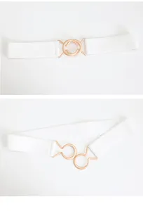 Gedetailleerde opname van een witte elastische riem met matte gouden ringgespen.
