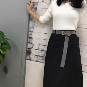 Elegante cintura da donna in velluto grigio con fibbia dorata accessorio moda chic
