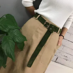 Elegante cintura in velluto da donna abbinata a gonna cachi, accessorio decorativo per vita.