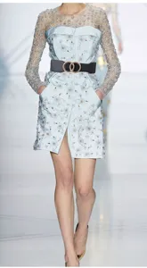 Primer plano detalle del cinturón ancho de moda para mujer con hebilla de doble anillo.