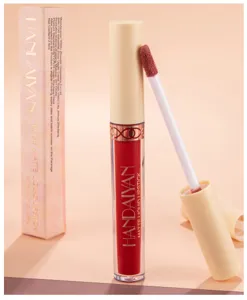 Detail du rouge à lèvres liquide mat Handaiyan montrant l'applicateur lisse et la couleur.