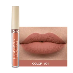 Détail de l'échantillon de rouge à lèvres liquide mat avec texture veloutée et teinte 01.