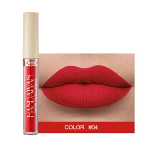 Détail de rouge à lèvres liquide mat montrant une nuance de couleur rouge vive numéro 04.