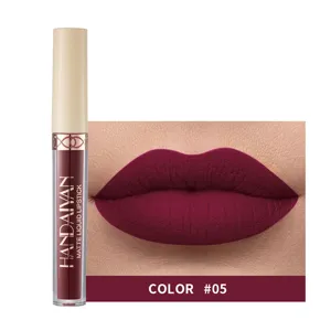 Rouge à lèvres liquide mat avec texture veloutée et couleur longue tenue teinte numéro 05.