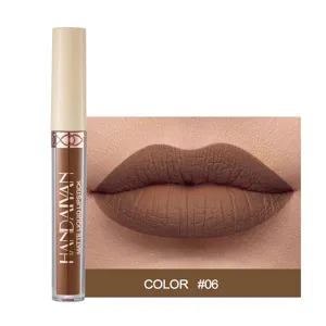 Vue détaillée de rouge à lèvres liquide mat montrant la teinte marron numéro 06 et texture.