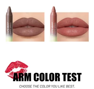 Dettaglio rossetto con texture opaca, colore ricco e applicazione liscia e scorrevole.