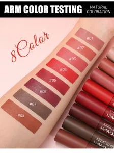 8-farbiger matter Lippenstift Swatch am Arm, wasserdichtes und langanhaltendes Make-up Produkt Detail.