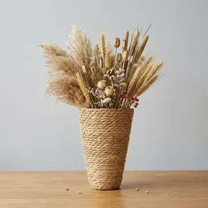 Natürliche geflochtene Vase mit Trockenblumenstrauß für Wohnzimmer Dekoration und Tischdeko.