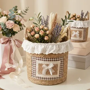Nordischer Seegras geflochtener Blumenkorb mit Spitzenbesatz und Schleife, ideal für Deko.