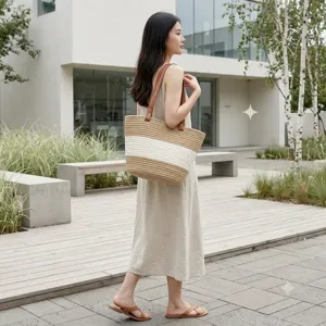 Vue detaillee du sac cabas tisse a rayures, grande capacite, ideal pour plage et travail.
