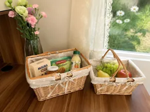 Handgemachter Weiden-Aufbewahrungskorb mit Stofffutter und Schleife für Picknick und Heimdeko.