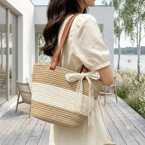 Vue détaillée d'un sac cabas tissé avec nœud en dentelle porté, style vacances à la plage.