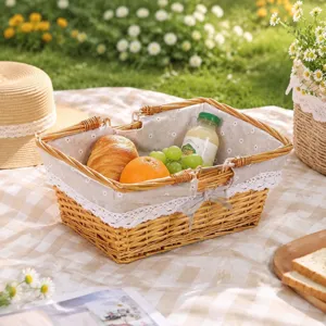 Handgefertigter Weiden-Picknickkorb mit Spitzenfutter, ideal für Obstaufbewahrung und Dekoration.