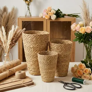 Handgefertigter Naturgras Blumenkorb Detailansicht, rustikaler Boho Stil Pflanztopf Nahaufnahme