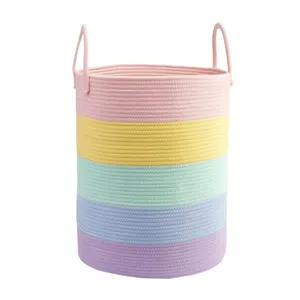Panier à linge en corde de coton rayé pastel avec poignées pour le rangement à la maison.