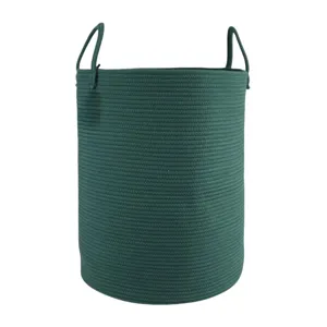 Vue détaillée du panier à linge en corde de coton vert foncé avec poignées solides.