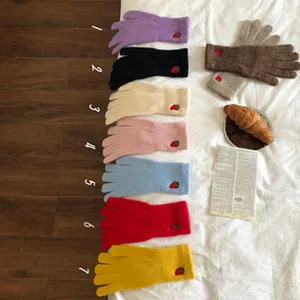 Gants en tricot douillets pour femmes et hommes, avec broderie de fraise et design chaud d'hiver.