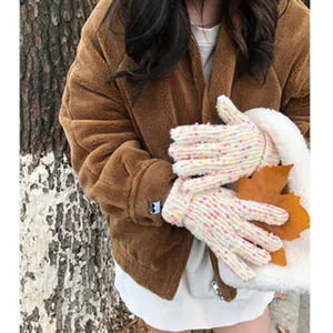 Detailaufnahme von dicken, warmen Damen Winter Strickhandschuhen mit buntem Wollmuster.