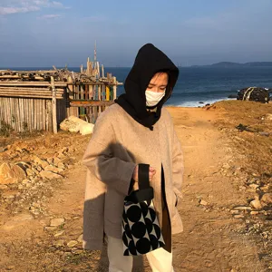 Cagoule tricotée noire élégante pour femme, bonnet à capuche douillet et chaud pour l'hiver.