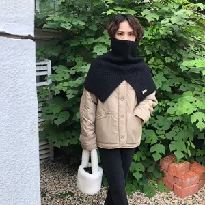 Comoda sciarpa invernale da donna in maglia a collo alto, scaldacollo tinta unita.