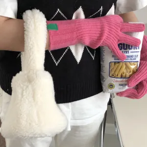 Guantes de punto rosa de invierno para mujer, guantes cálidos gruesos vista detallada.