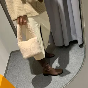 Sac à main en laine d'agneau duveteuse, matière peluche douce, joli sac cabas d'hiver.