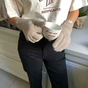 Guanti in maglia di lana accoglienti per l'inverno, design morbido ed elegante.