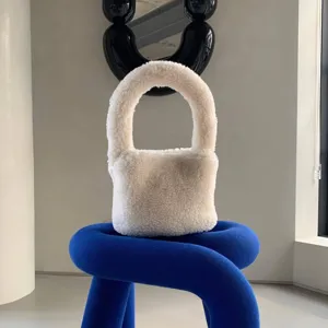 Sac à main duveteux blanc pour femme, élégant petit sac fourre-tout en peluche douce d'hiver.