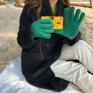 Green knitted wool gloves for women, warm winter gloves for outdoor cycling and daily wear.