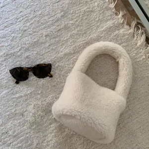 Vue détaillée d'un sac à main moelleux en sherpa pour femme, adorable cabas en peluche.