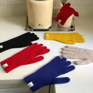 Accoglienti guanti invernali in lana calda, con vestibilità confortevole e colori eleganti.