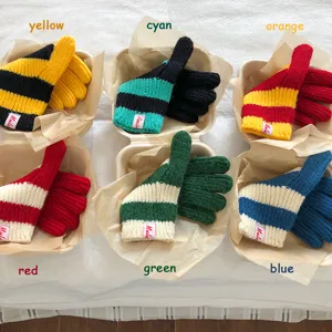 Warme gebreide gestreepte winterhandschoenen voor vrouwen, kleurrijk thermisch wantenontwerp.