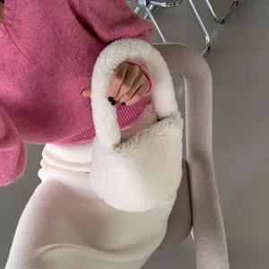 Sac à main duveteux en fausse fourrure douce pour l'hiver. Accessoire tendance et élégant.
