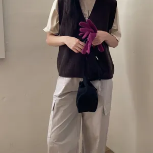 Guantes de invierno de lana morada vibrante con pantalla táctil, ideales para el frío.