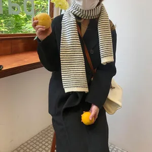 Cómoda bufanda de punto a rayas para mujer, elegante accesorio cálido de invierno.