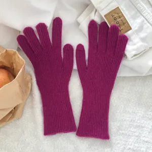 Guantes de invierno táctiles de punto magenta vista detallada, accesorio cálido de lana.