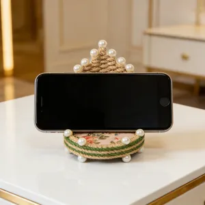 Soporte para teléfono de cuerda de cáñamo hecho a mano estilo europeo con perlas finas.