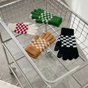 Detaillierte Nahaufnahme von koreanischen karierten Strick-Touchscreen-Handschuhen.