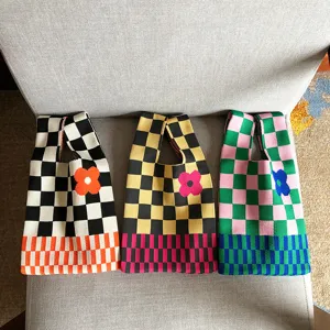 SAC CABAS TRICOTE A CARREAUX DETAIL, SAC A MAIN FLEURS RETRO, JOLIE POCHETTE FEMME CASUAL.