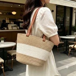 Vue détaillée du sac cabas tissé rayé décontracté avec poignées en cuir pour travail.