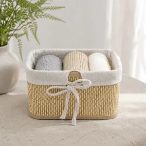 Cesta de almacenamiento tejida estilo pastoral con forro de tela y lazo para escritorio.