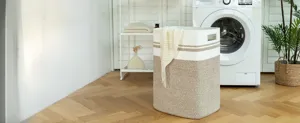 Vue détaillée du panier à linge en coton tissé dans un décor de buanderie moderne.