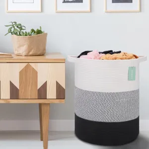 Panier à linge en corde de coton tressé avec poignées pour le rangement et l'organisation.
