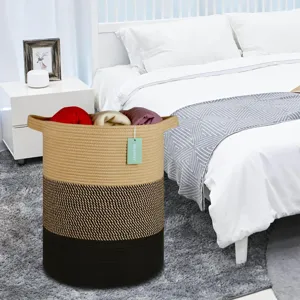 Vue détaillée du panier à linge en corde de coton tissée dans la chambre, belle texture.