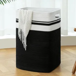 Grand panier à linge en corde de coton noir et blanc pour le rangement de la chambre salon.