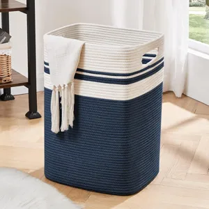 Grand panier à linge en corde de coton rayé bleu et blanc idéal pour le rangement à maison.