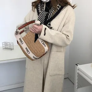 Detalle en primer plano de la bufanda de punto con patrón rombo para mujer moda.