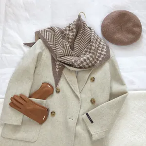 Detalle de atuendo de bufanda triangular de punto, accesorio de invierno elegante plano mujer.